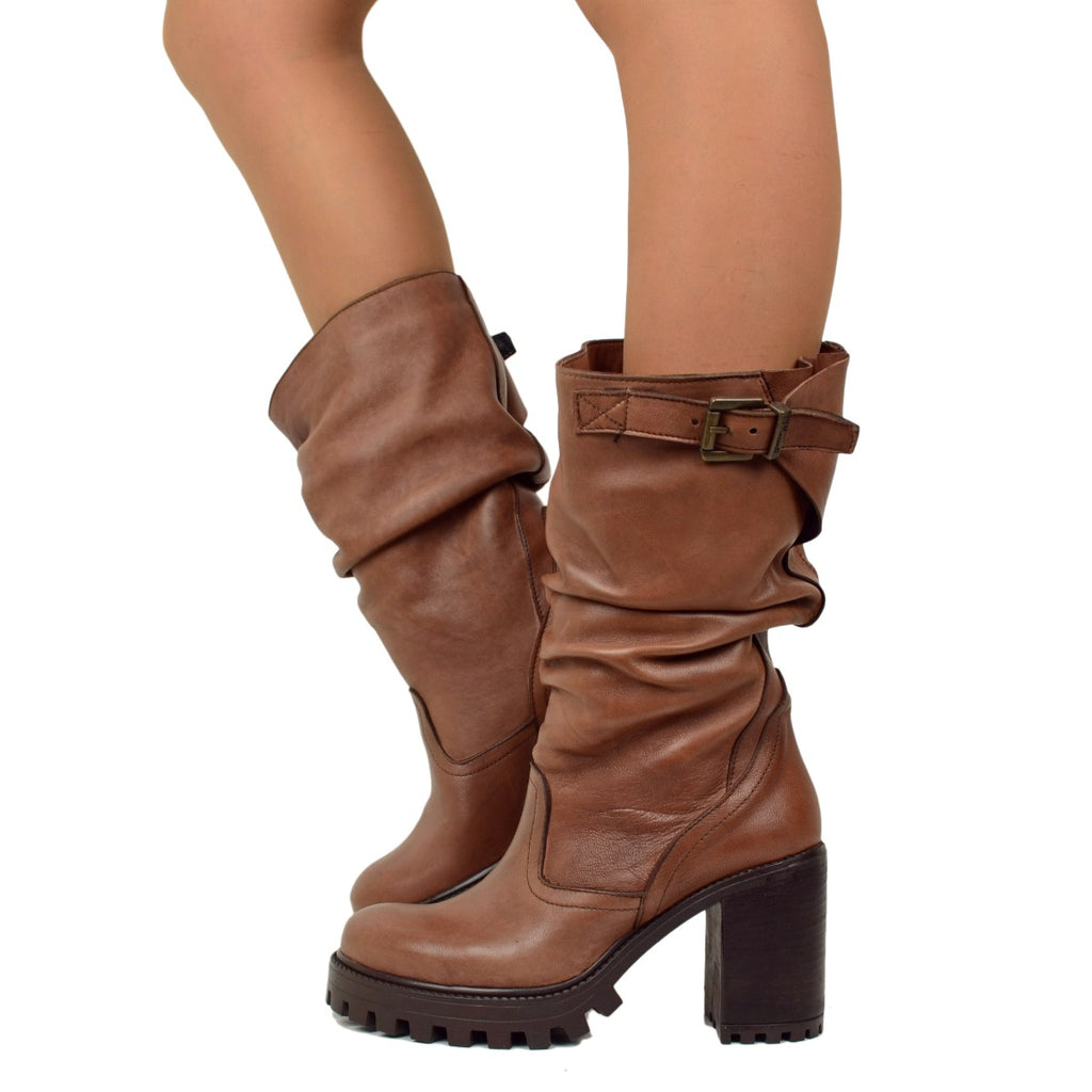 Damenstiefel aus hellbraunem Leder mit hohem Absatz, hergestellt in Italien