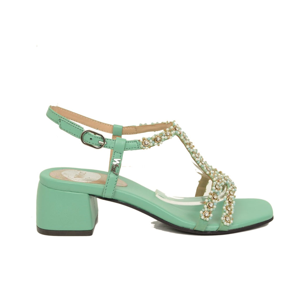 Hellblaue Damen-Ledersandalen mit mittlerem Absatz und Strasssteinen - 2