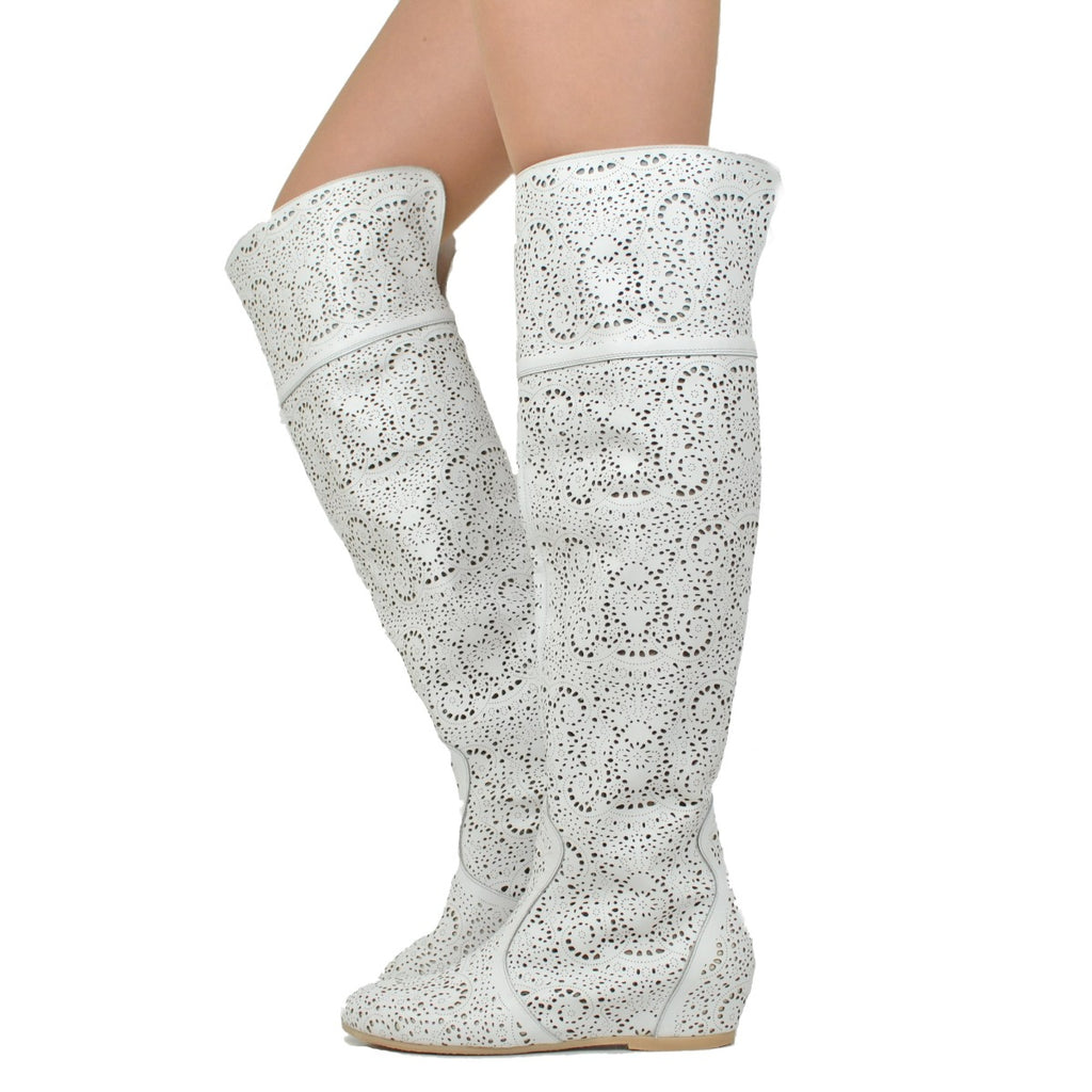 Weiße, perforierte, kniehohe Cuissardes-Stiefel aus Leder