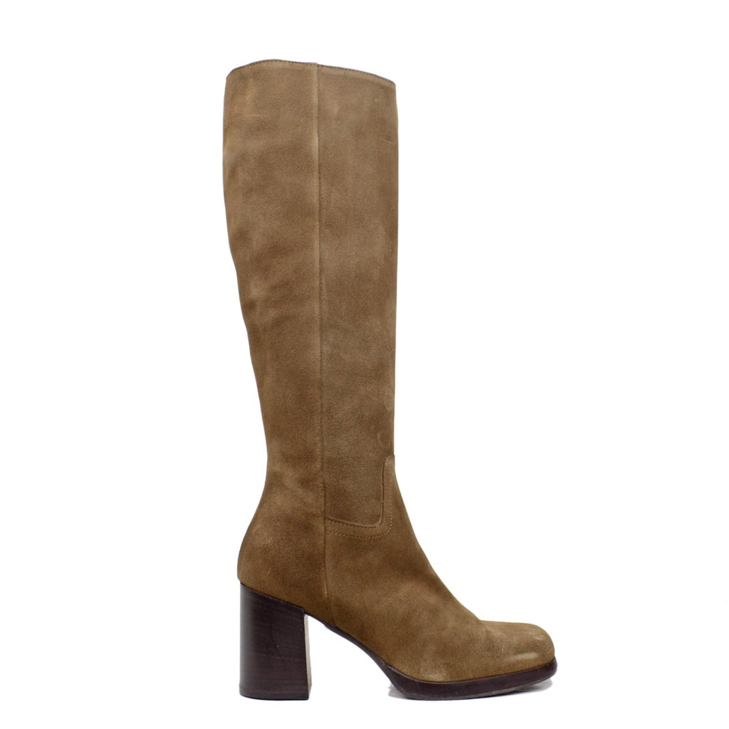 Taupefarbene Damenstiefel aus Wildleder mit quadratischer Zehenpartie, hergestellt in Italien - 2