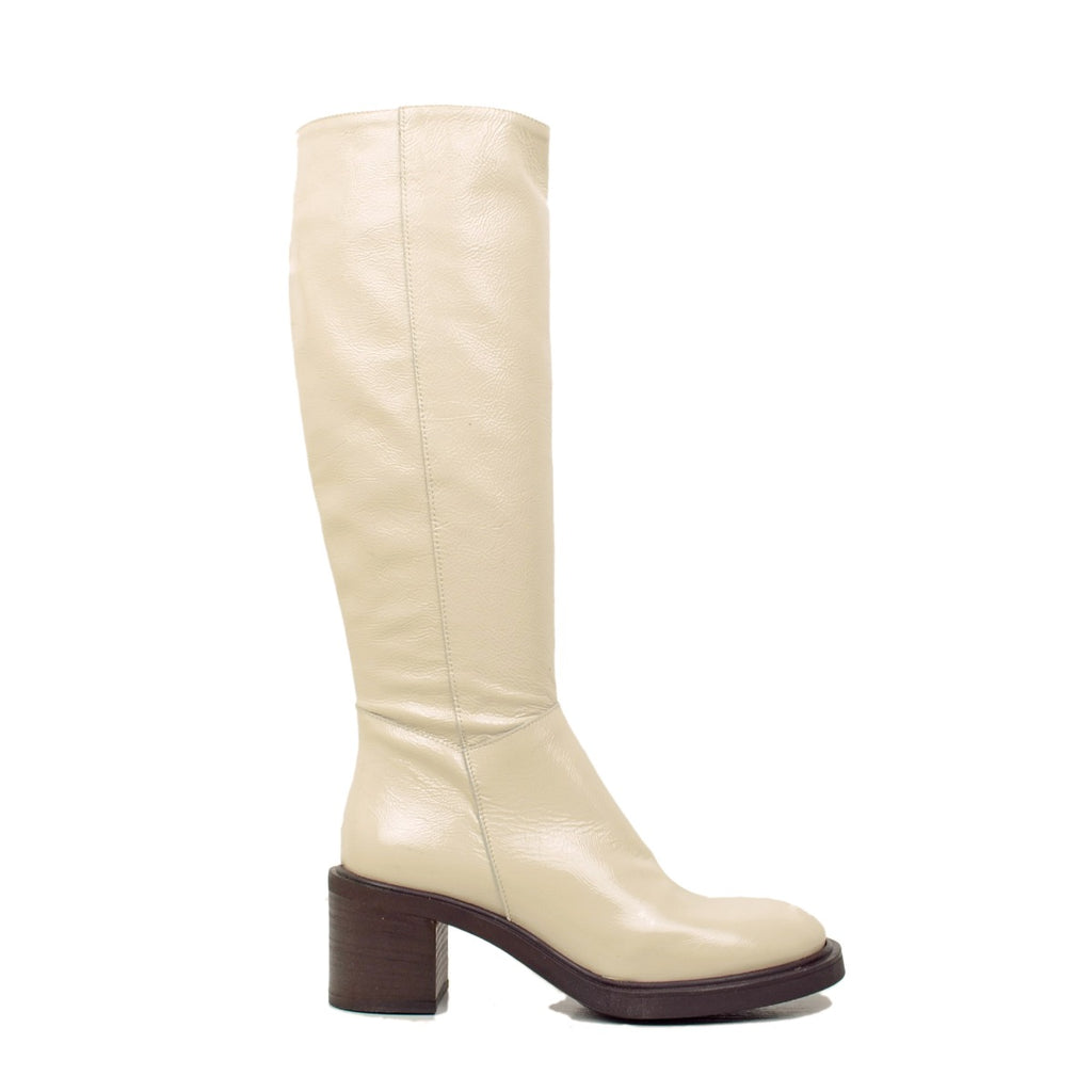 Cavallerizza Damenstiefel aus weißem Lackleder, hergestellt in Italien. - 2