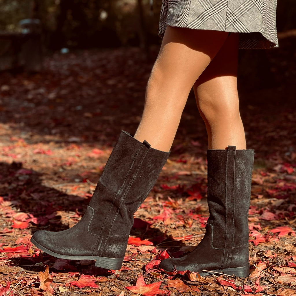 Camperos Women's Black Boots in Vintage Suede Leather - 6