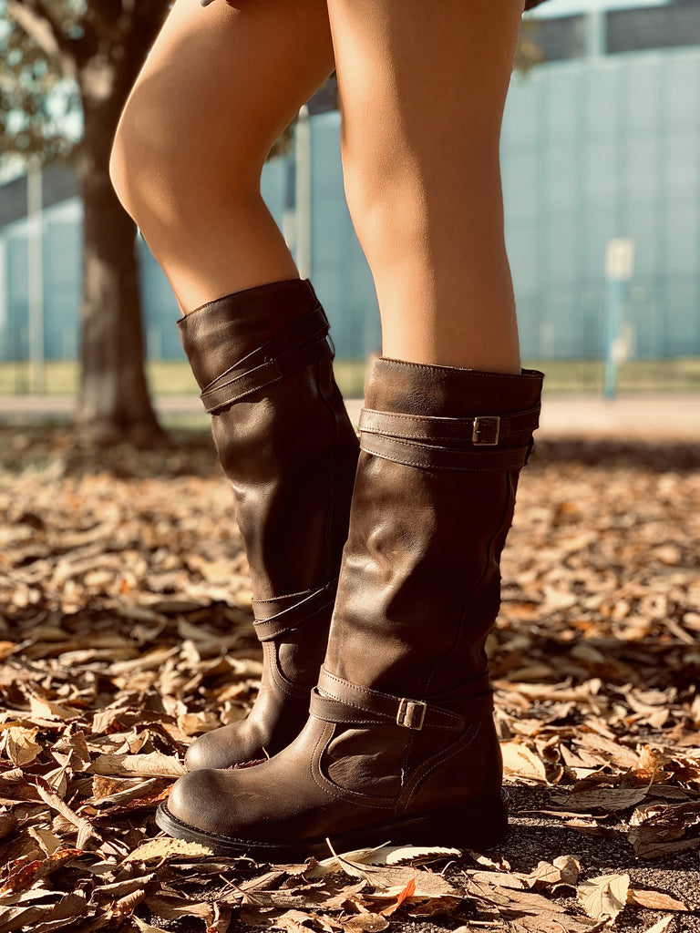 Hohe Camperos-Damenstiefel aus dunkelbraun schattiertem Vintage-Leder - 2