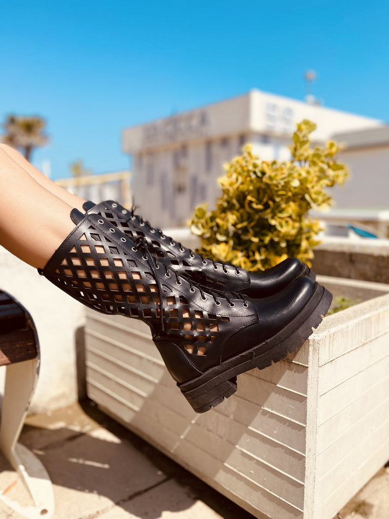 Schwarze Damen-Bikerstiefel aus perforiertem Leder, hergestellt in Italien - 2