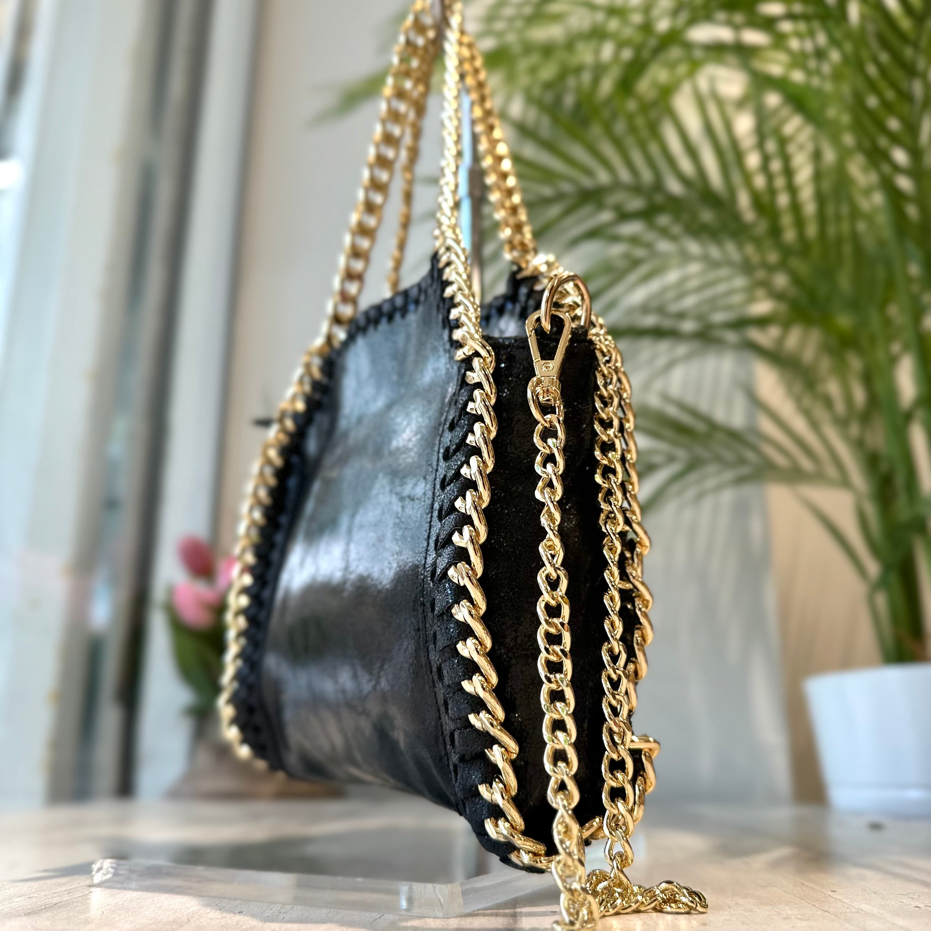 Borsa con Catena Dorata in Pelle Metallizzata Nera – KikkiLine Calzature