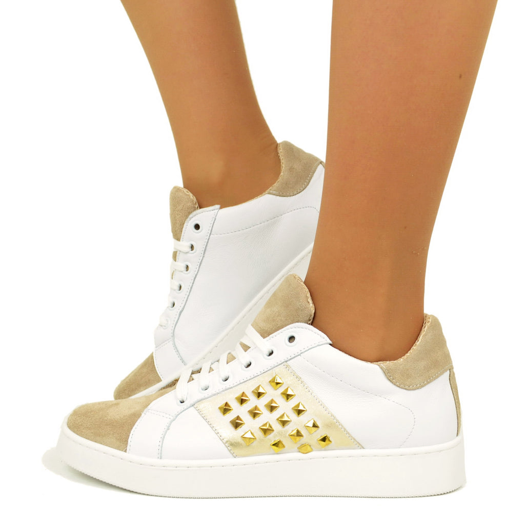 Weiße Damen-Sneaker und beiges Wildleder mit Nieten