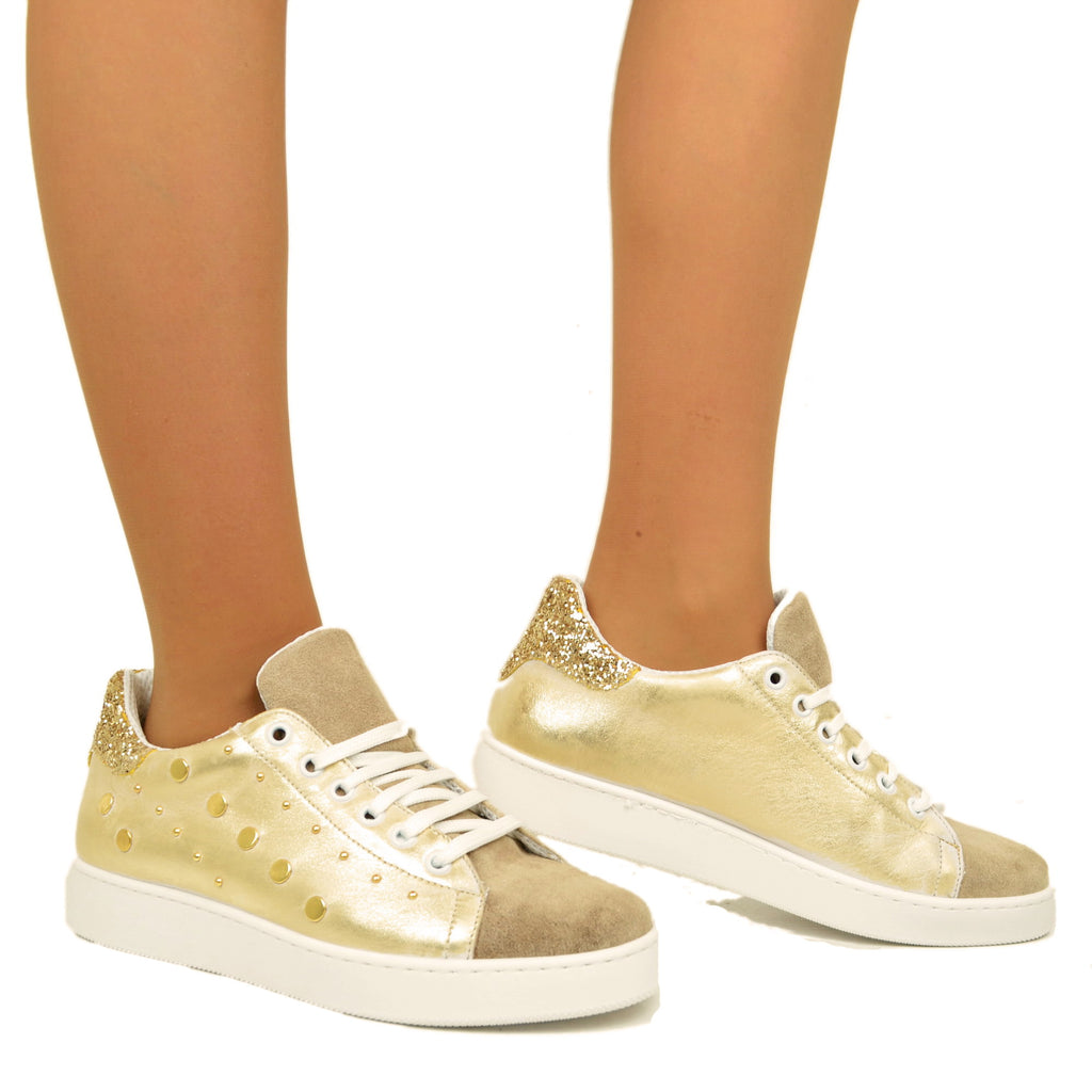 Damen-Sneaker aus platinfarbenem Leder mit Nieten und Glitzer - 5