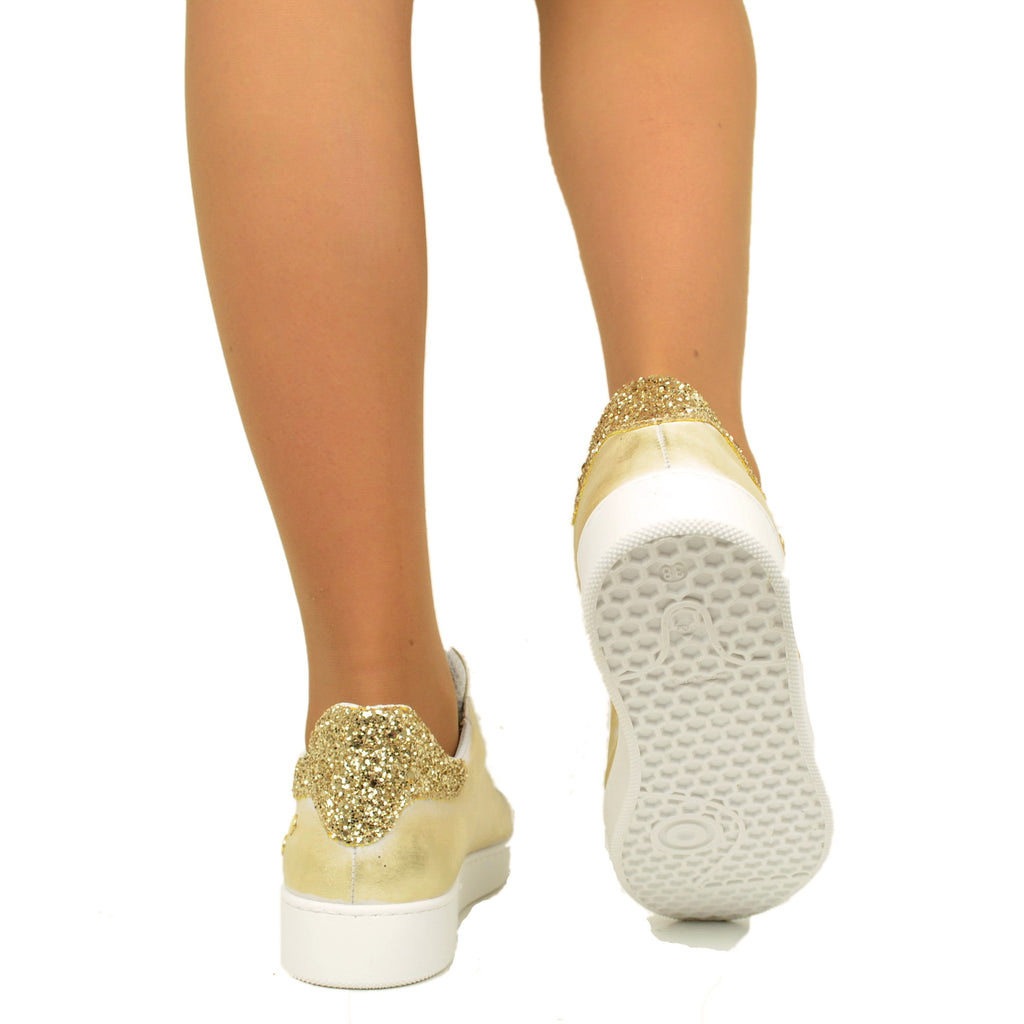 Damen-Sneaker aus platinfarbenem Leder mit Nieten und Glitzer - 4
