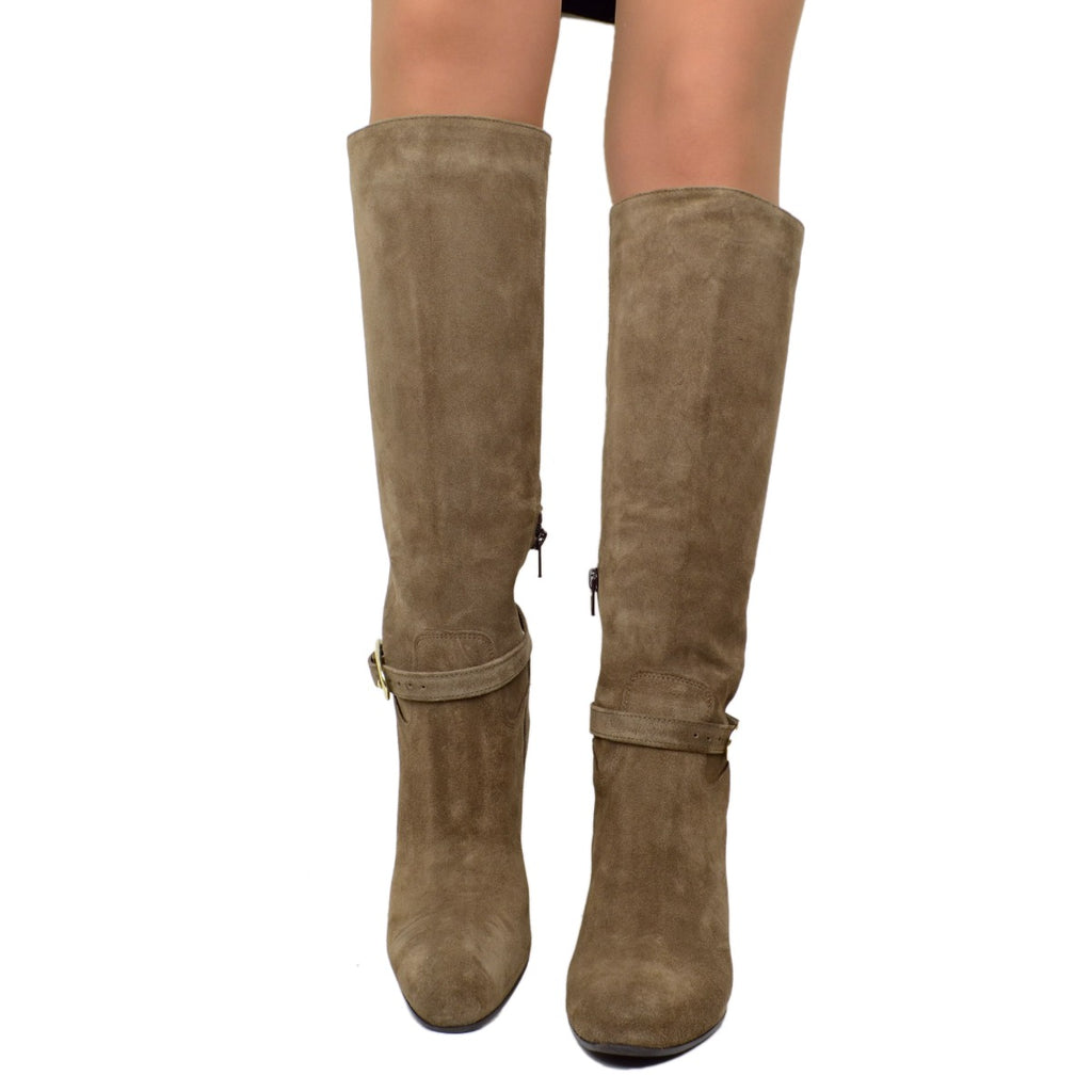 Elegante Stiefel aus taupefarbenem Wildleder mit Reißverschluss und Fußkettchen - 3