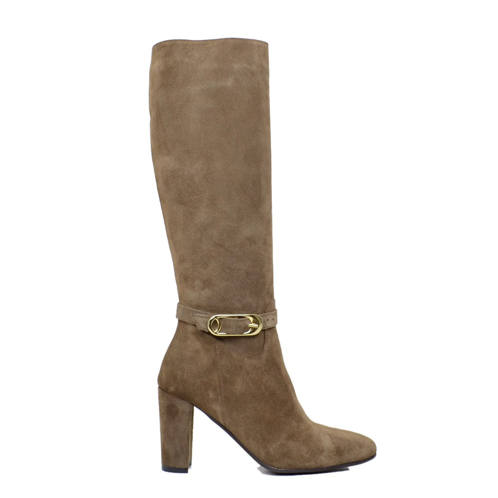 Elegante Stiefel aus taupefarbenem Wildleder mit Reißverschluss und Fußkettchen - 2