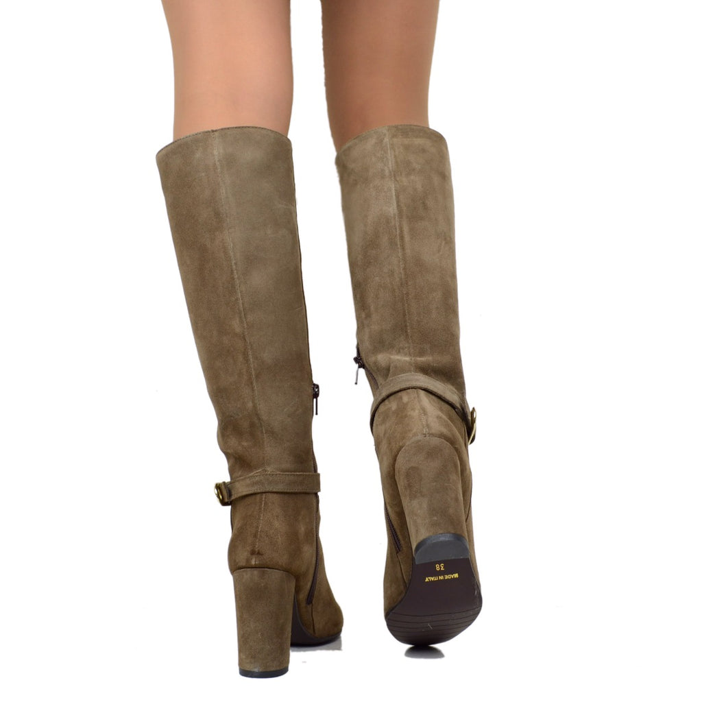 Elegante Stiefel aus taupefarbenem Wildleder mit Reißverschluss und Fußkettchen - 5