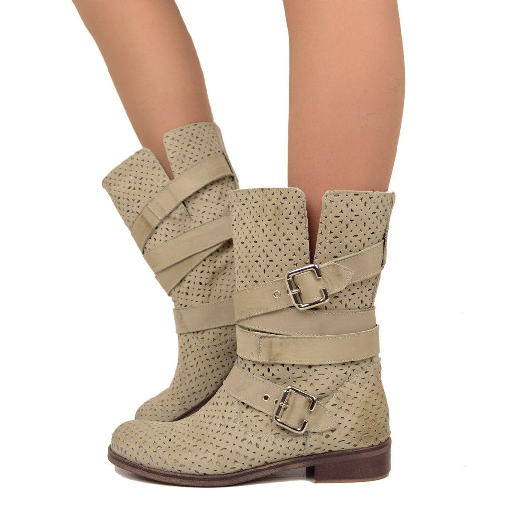 Perforierte Biker-Damenstiefel aus taupefarbenem Nubukleder, hergestellt in Italien