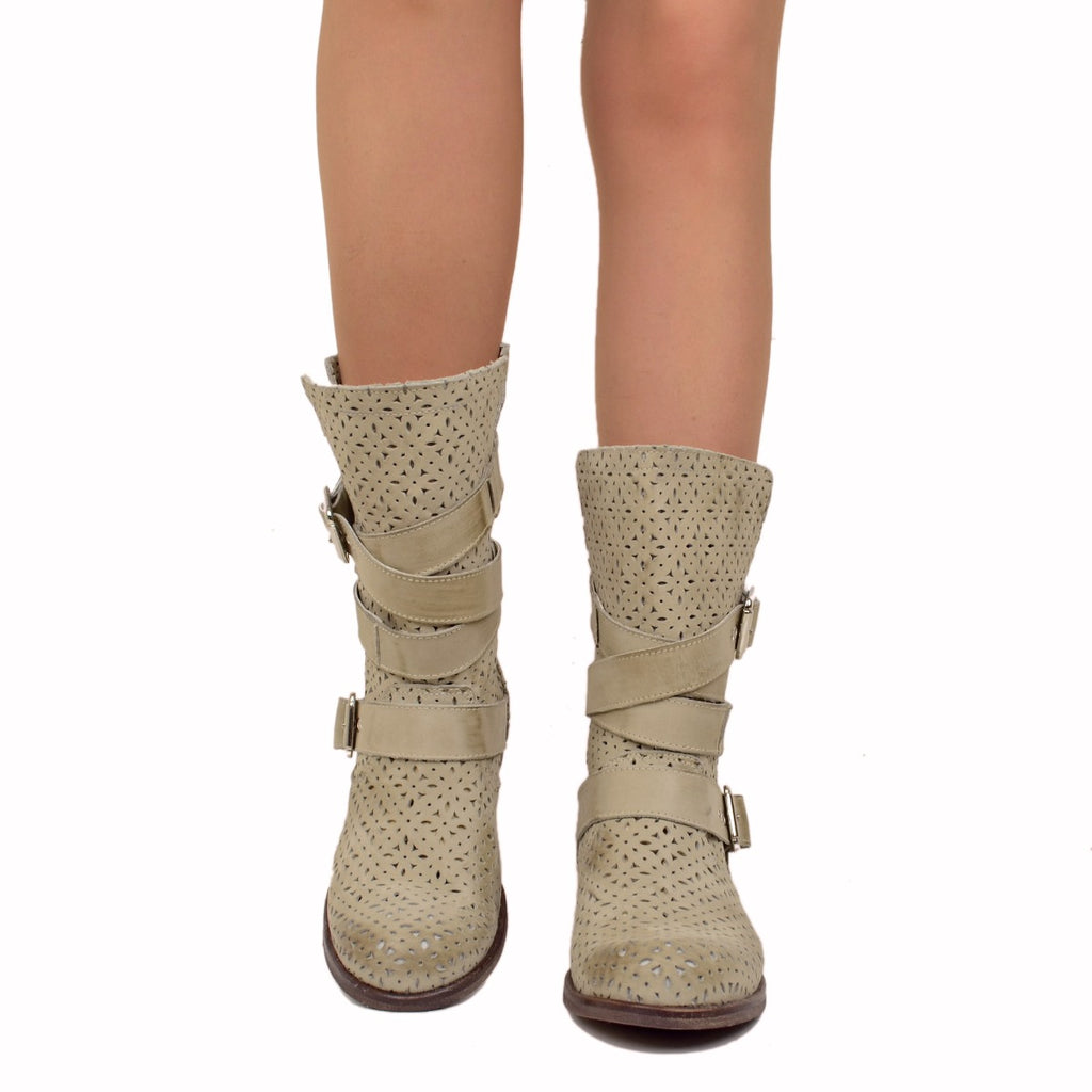 Perforierte Biker-Damenstiefel aus taupefarbenem Nubukleder, hergestellt in Italien - 3