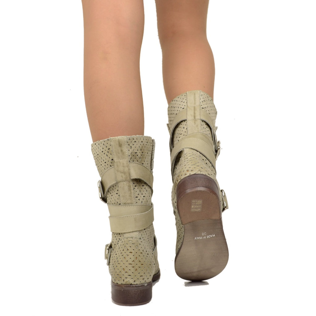 Perforierte Biker-Damenstiefel aus taupefarbenem Nubukleder, hergestellt in Italien - 4