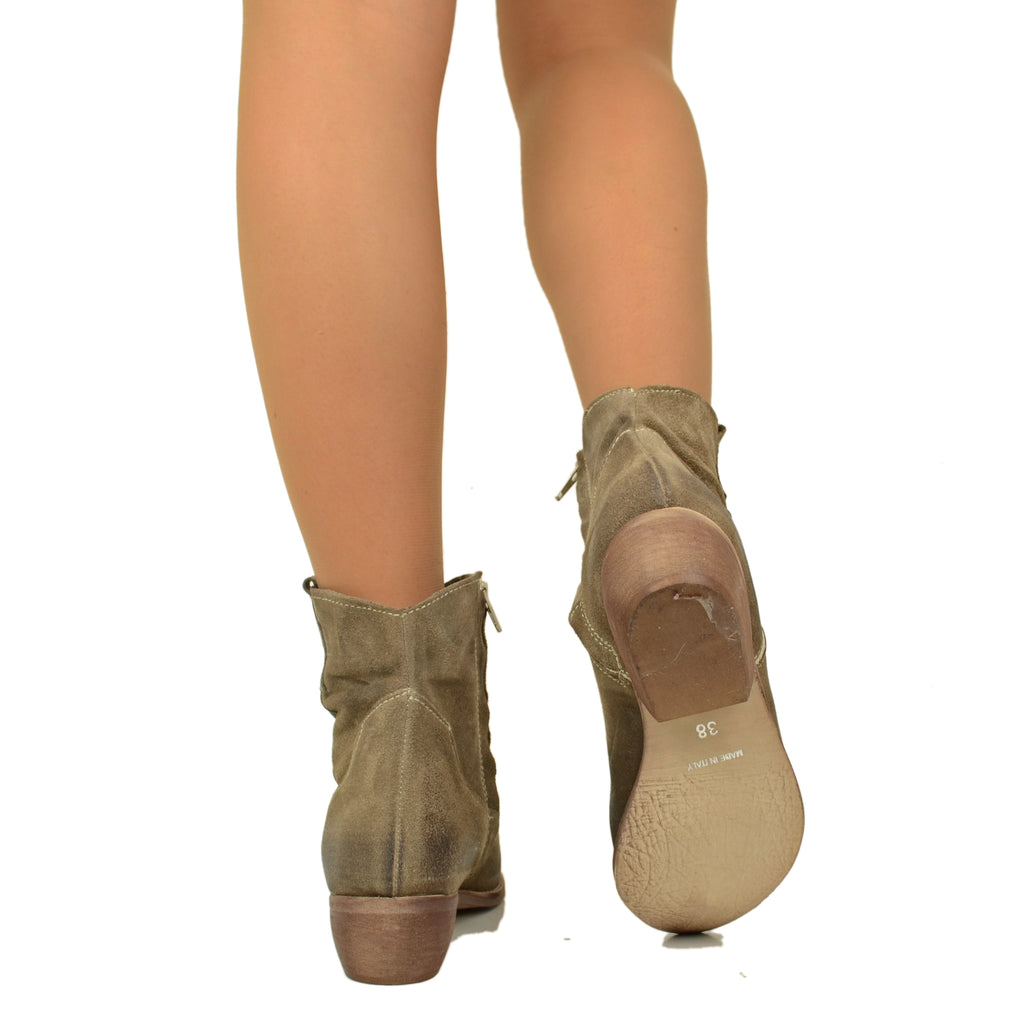 Damen-Stiefeletten aus taupefarbenem Wildleder, hergestellt in Italien - 4