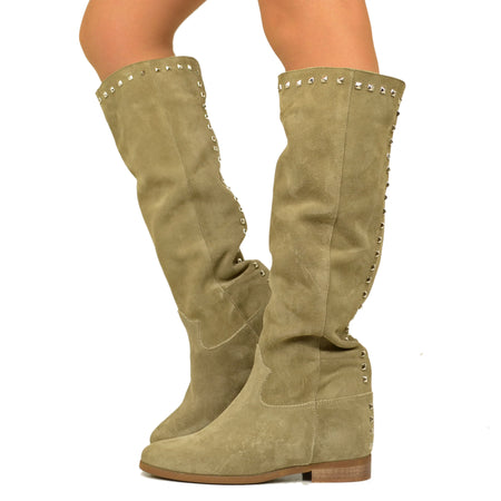 Stivali Donna in Camoscio Taupe Alti con Borchie e Zeppa Interna